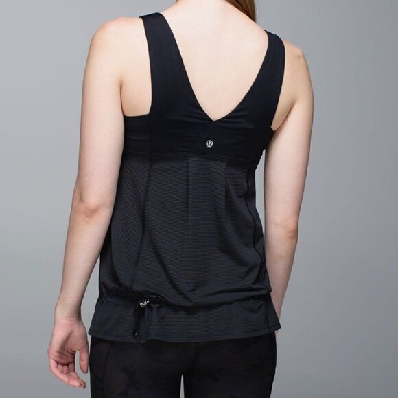 Lululemon Hustle & Bustle Black Tank with itty bitty light gold stripes, Size 8 - Picture 1 of 4